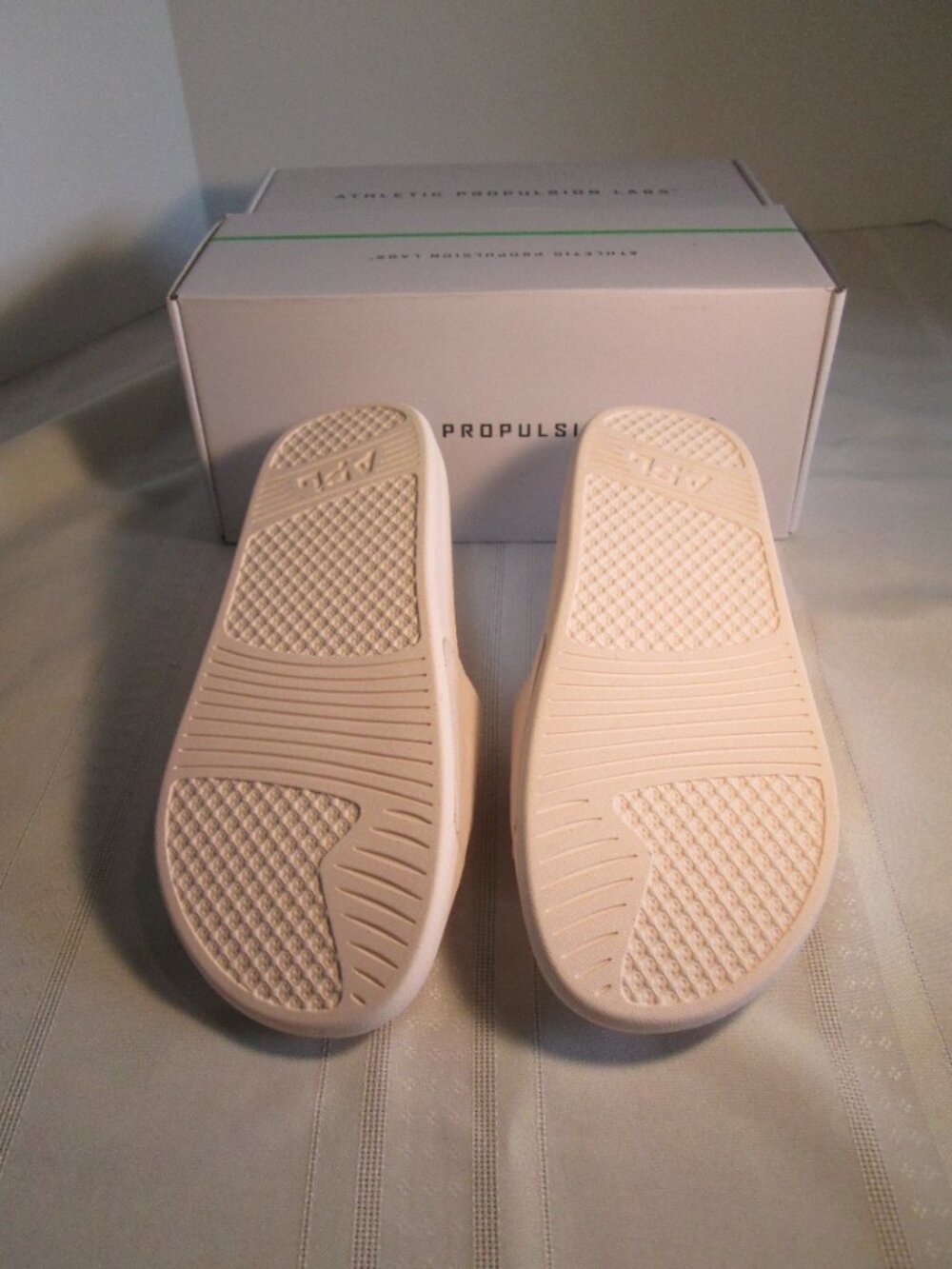 APL Techloom Velvet Slide Creme NIB Sz 9 - Picture 7 of 8